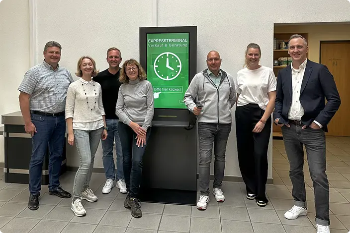 Il team di progetto BayWa / friendlyway celebra con entusiasmo l’avvio della videoconferenza live sul chiosco friendlyway Welcome 43 Pro