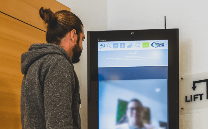 Videochiamate con sistema di composizione automatica per chioschi self-service