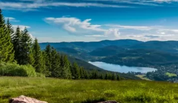 Informazione, ispirazione e servizi in loco: terminali interattivi con videochiamata, servizi digitali e navigazione per la regione turistica dell’Alta Foresta Nera